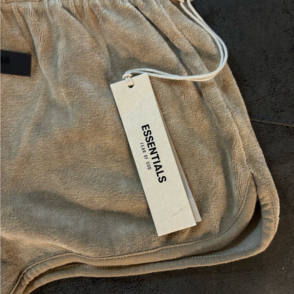 Essentials Shorts - Picture 2 of 4